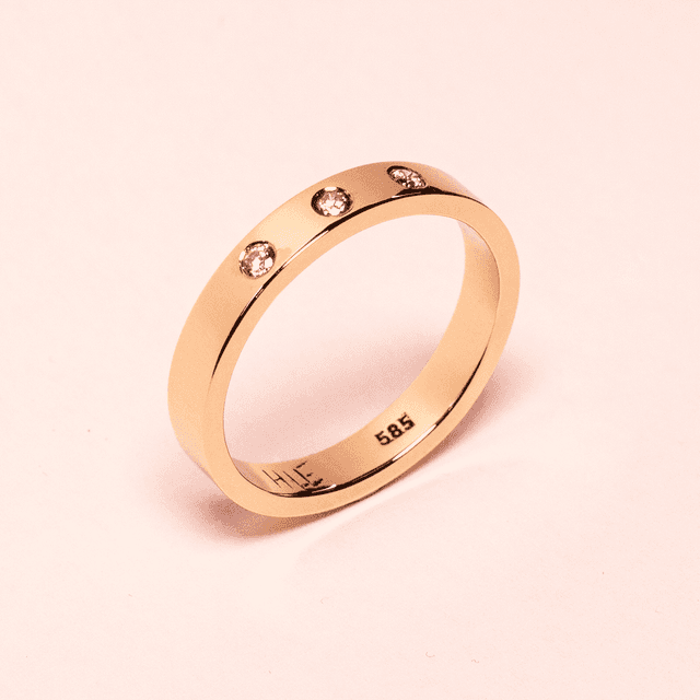 Gullhringur með þremur demöntum